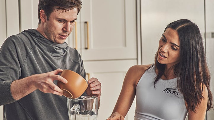 NASM Nutritionist assisting client