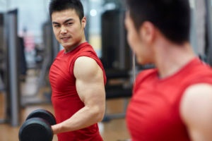 man doing bicep curls