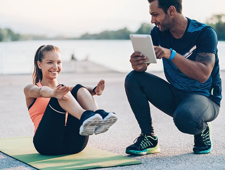 personal trainer training a client outside