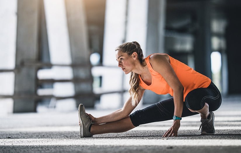 an athlete doing a dynamic warmup